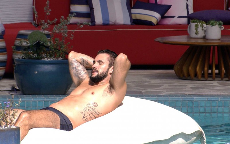 No BBB21, Arthur curte a piscina sozinho