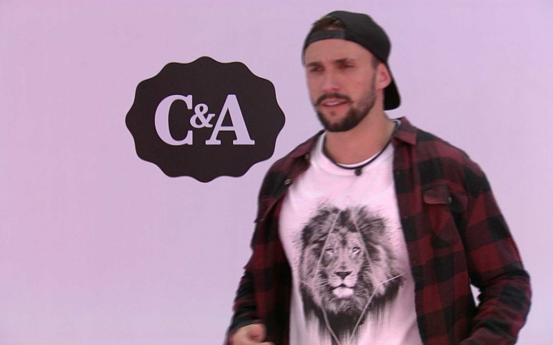 No gramado do BBB21, brothers tiram fotos com looks C&A