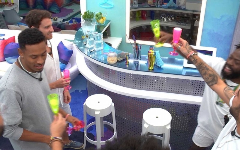 No Quarto do Líder, brothers cantam e se divertem