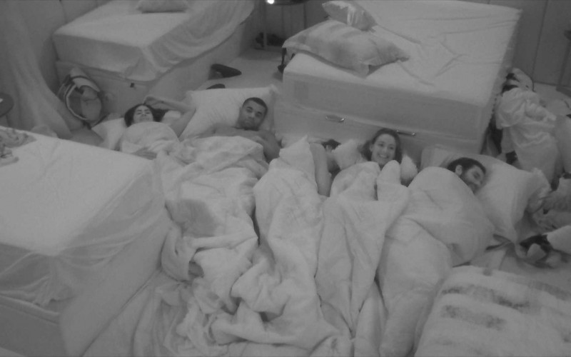 No Quarto Fada, brothers decidem dormir juntos no chão