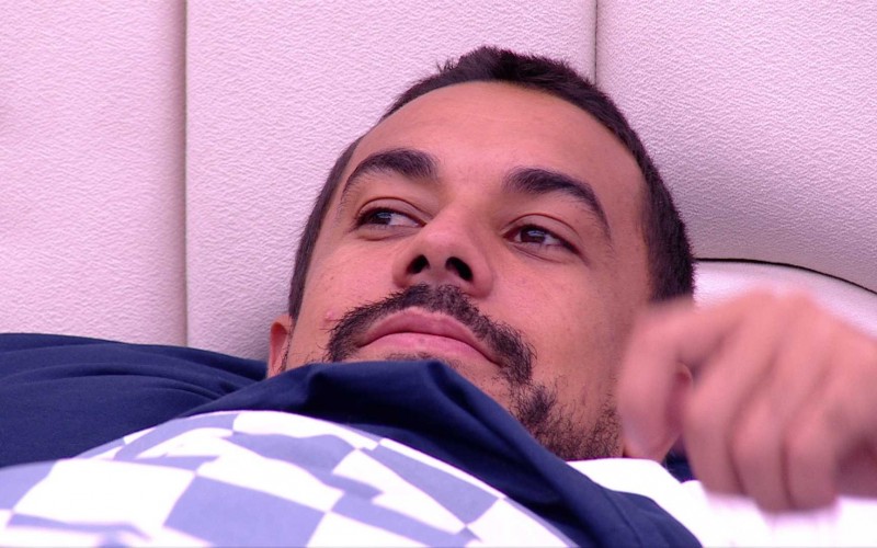 No Quarto Líder, Maike faz convite a Renata: 