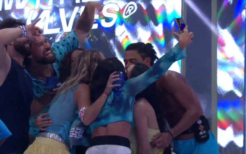 Participantes dão selinho coletivo durante Festa do BBB 26