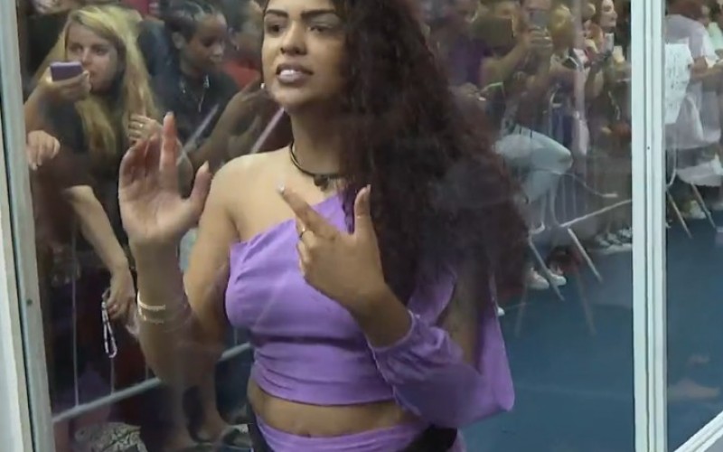 Paula, da Casa de Vidro, diz que mãe fez sua roupa: 