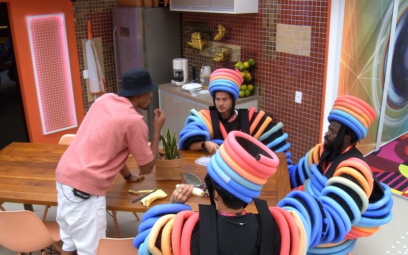 Paulo André dá goiabada na boca de Douglas Silva