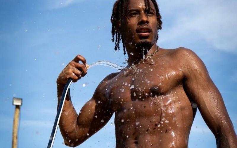 Paulo André exibe tanquinho em cliques de sunga