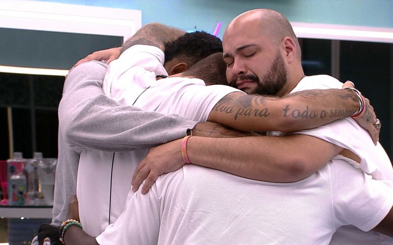 Pedro Scooby chora ao lembrar de mágoa do pai