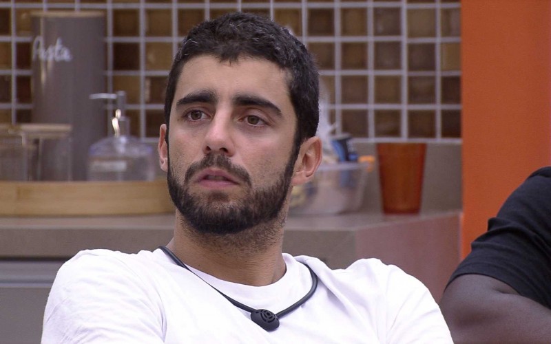 Pedro Scooby confessa estar com saudade de Naiara Azevedo