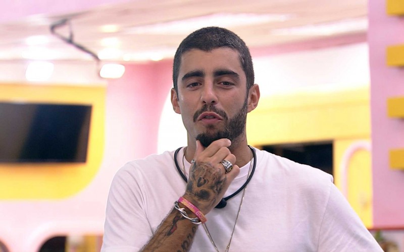 Pedro Scooby faz a barba e brother brinca: 