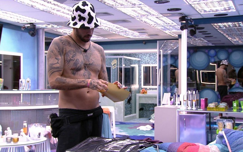 Pedro Scooby recebe figurino para a Festa do Líder no BBB 22