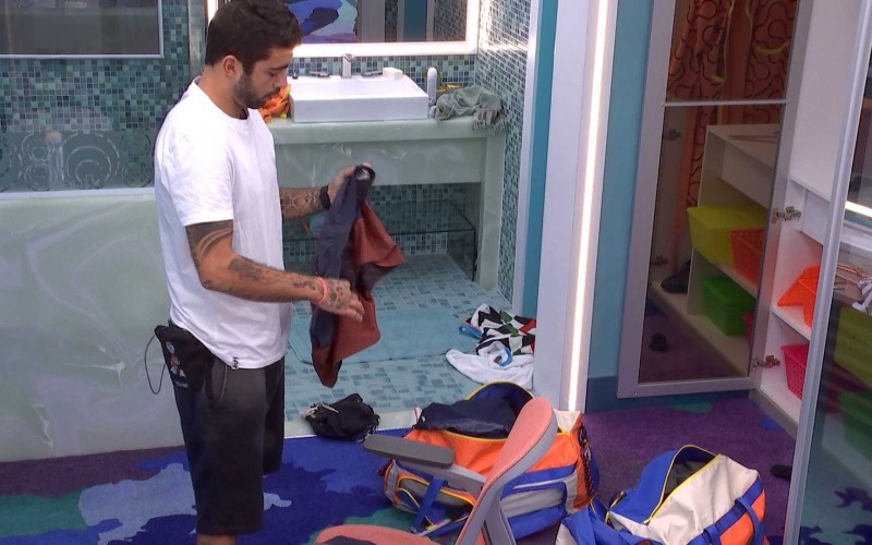 Pedro Scooby se despede do Quarto do Líder no BBB 22
