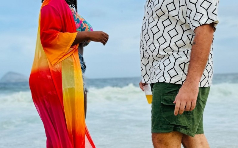Raquele e Michel curtem dia de praia no Rio de Janeiro