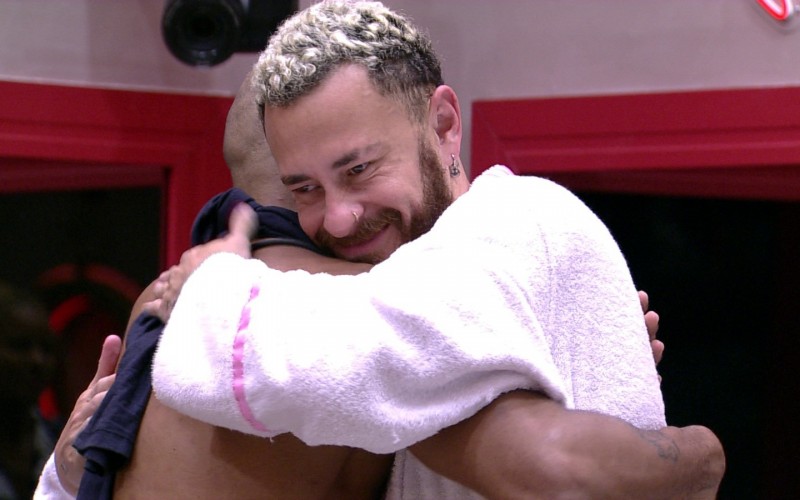 Ricardo abraça e felicita Fred pela vitória do Quarto Branco
