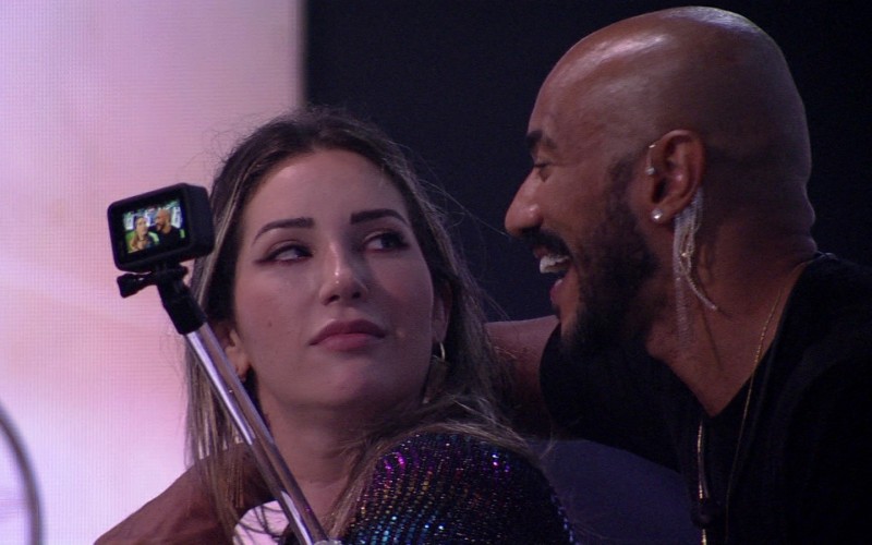 Ricardo chama Amanda de 