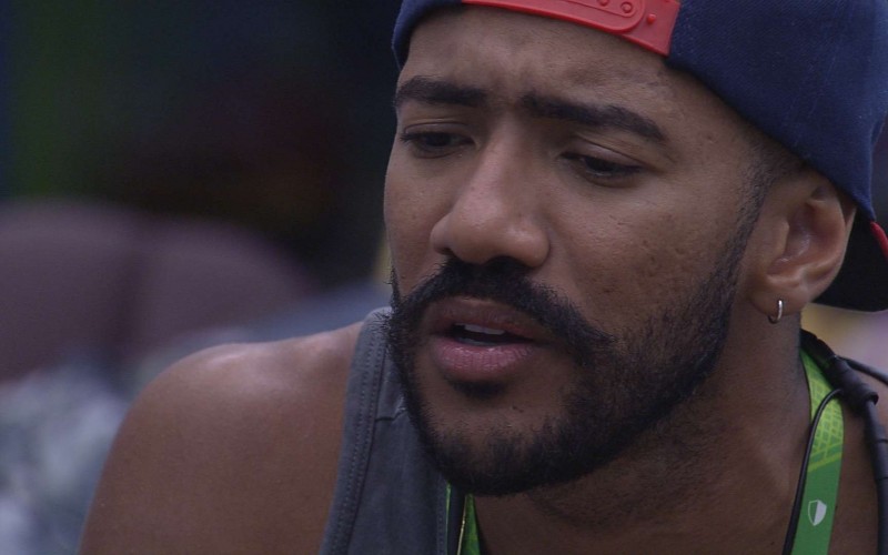 Ricardo conta para Paula que Cristian o magoou