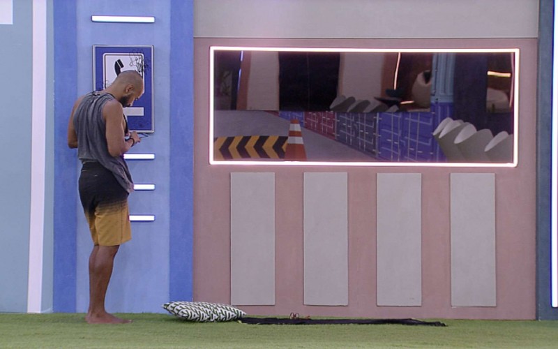 Ricardo faz plantão ao lado do Big Fone no BBB 23