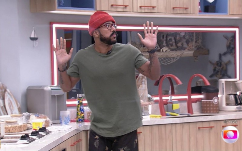 Ricardo leva bronca ao vivo de Tadeu Schmidt