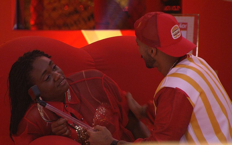 Ricardo pergunta o que Sarah Aline quer, e ela responde: 