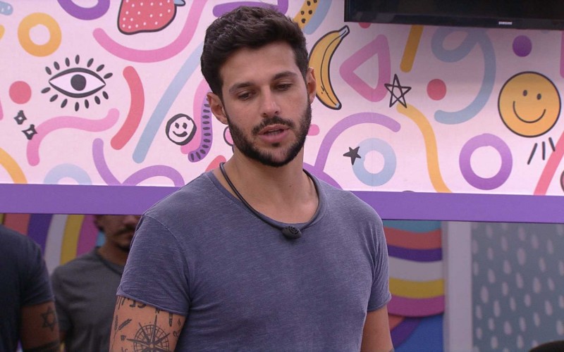 Rodrigo especula sobre sister: 