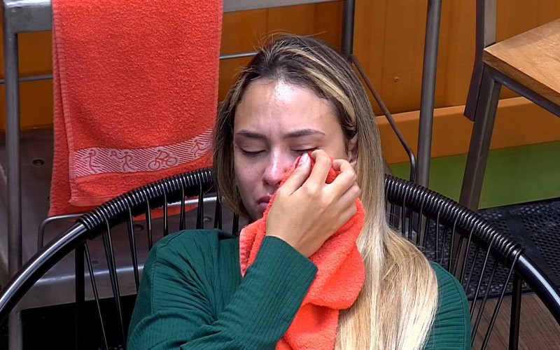 Sarah chora sozinha após conversa com sister do BBB21