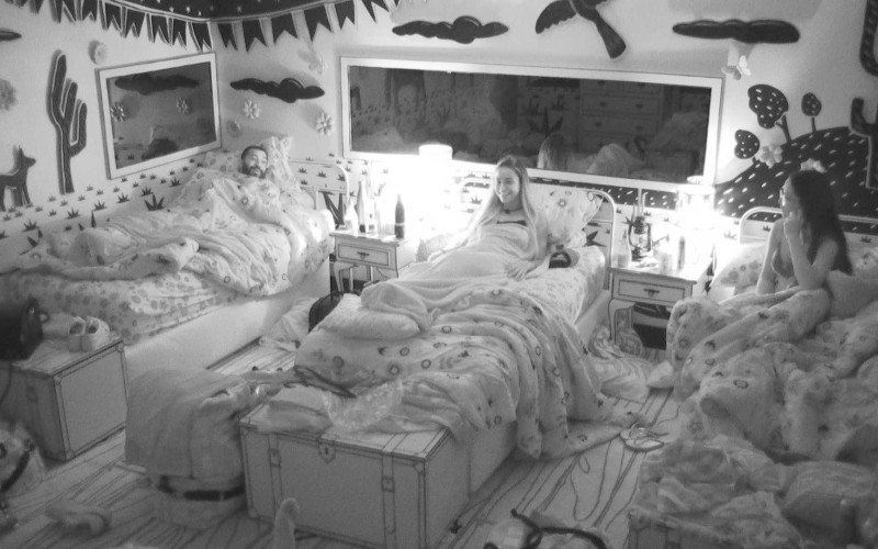 Sarah diz que não confia no jogo de Carla Diaz