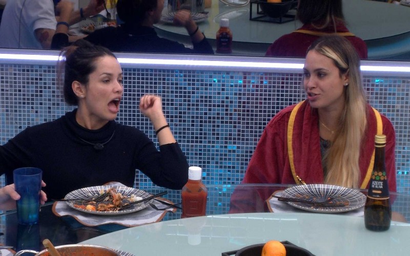 Sarah promete para Thaís: 