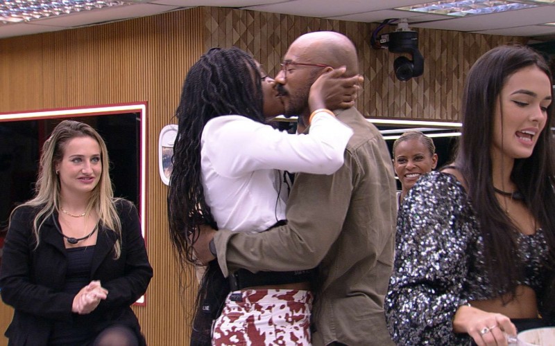 Sisters do BBB 23 fazem festa e cantam parabéns para Ricardo