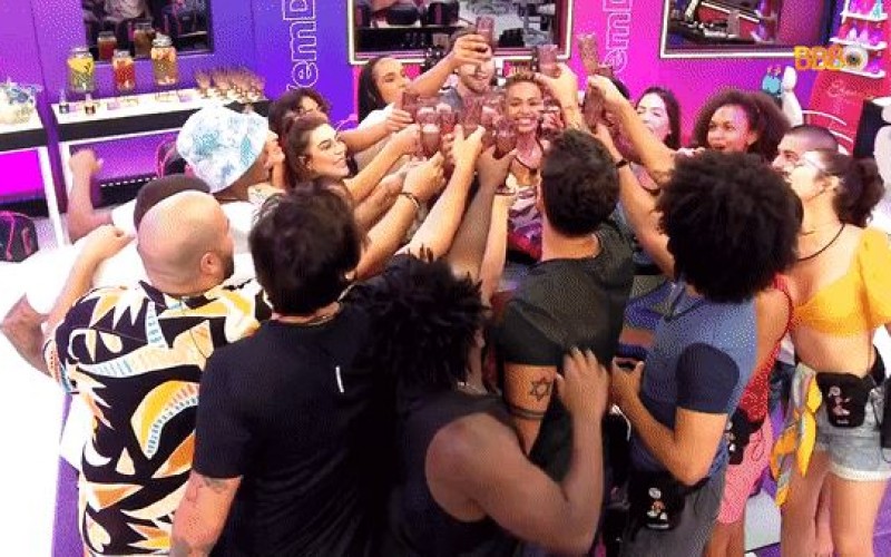 Sisters e brothers do BBB 22 ganham maleta Avon e tiram fotos