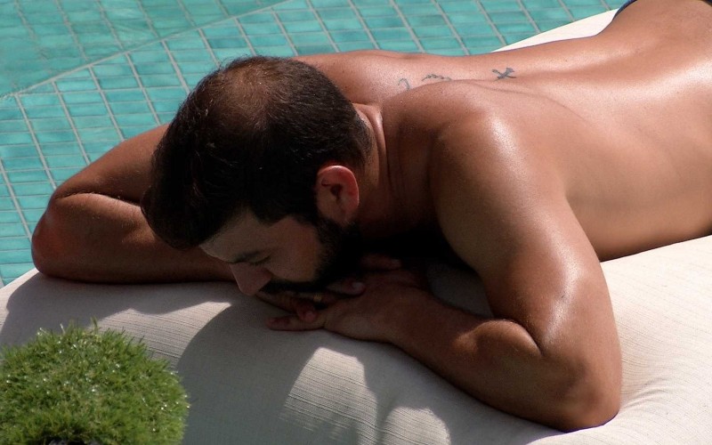 Sozinho, Caio curte piscina no BBB21
