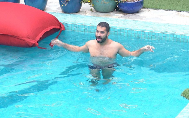 Sozinho, Gilberto canta e dança na piscina do BBB21