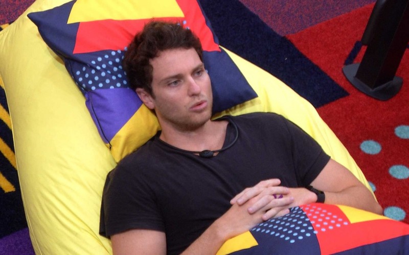 Sozinho, Lucas desabafa na academia do BBB 22: 
