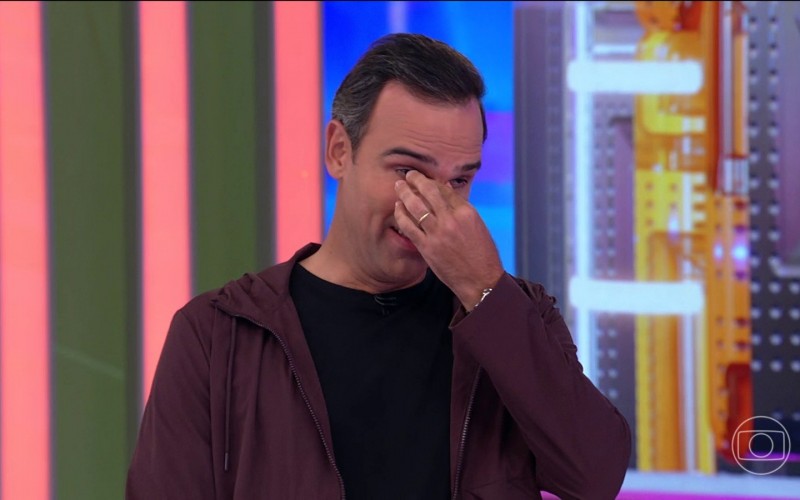 Tadeu Schmidt chora de rir com memes de O Brasil Tá Vendo