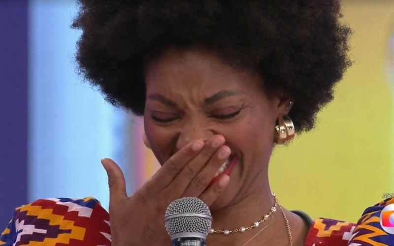 Tadeu Schmidt se despede de Tina em angolano e sister chora