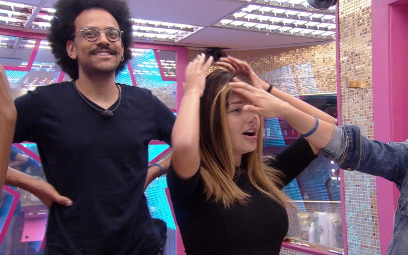 Thaís usa peruca e ganha elogio de Fiuk no BBB21: 