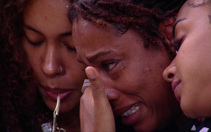 Thamiris chora após tentar conversar com Diogo Almeida