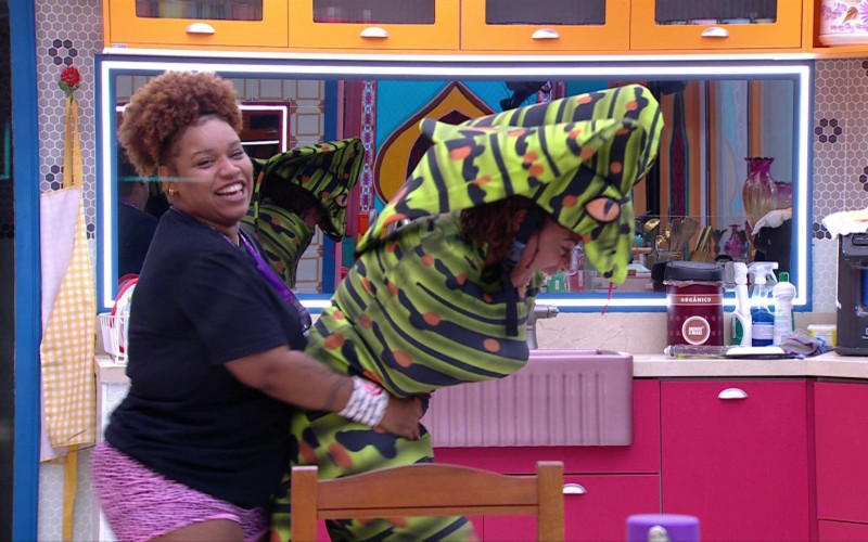 Thamiris cumpre o Castigo do Monstro Cobra no BBB 25