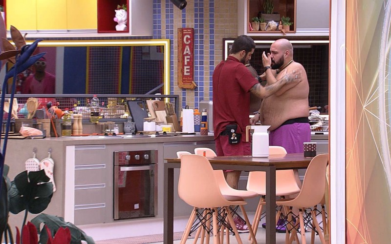 Tiago Abravanel chora após discussão com Pedro Scooby