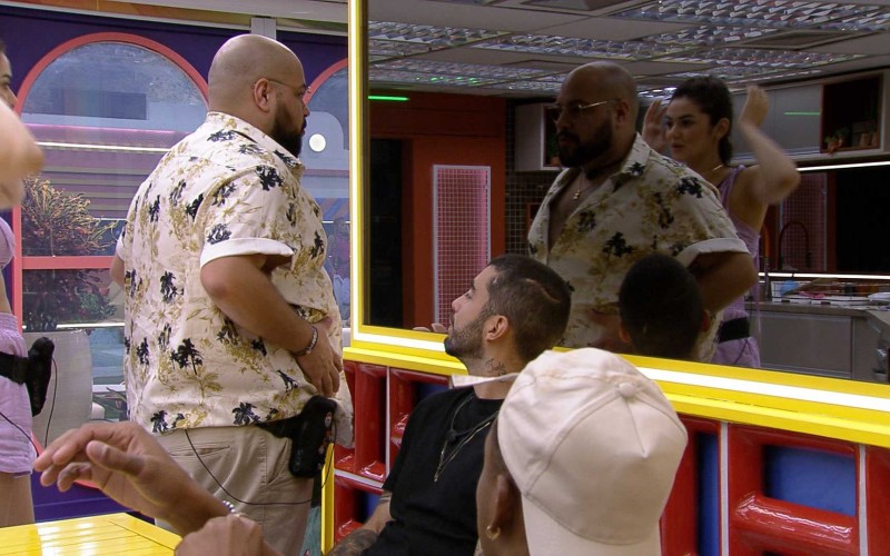 Tiago Abravanel olha para espelho e diz: 