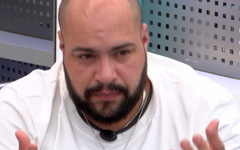 Tiago Abravanel se emociona ao falar da mãe