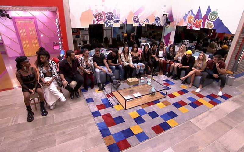 Tiago Leifert conversa com emparedados na segunda-feira, 22/02