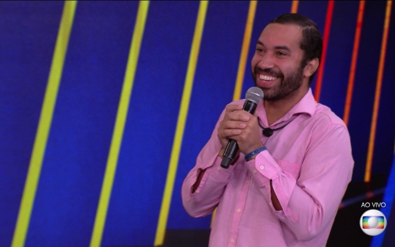 Tiago Leifert conversa com Gilberto, 16º eliminado do BBB21