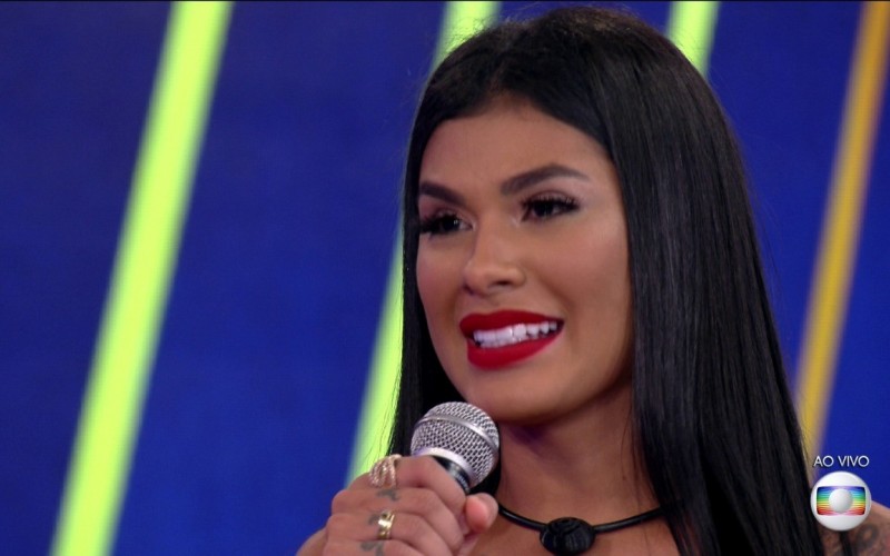 Tiago Leifert conversa com Pocah, 15ª eliminada do BBB21