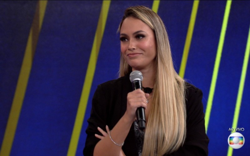 Tiago Leifert conversa com Sarah,  oitava eliminada do BBB21
