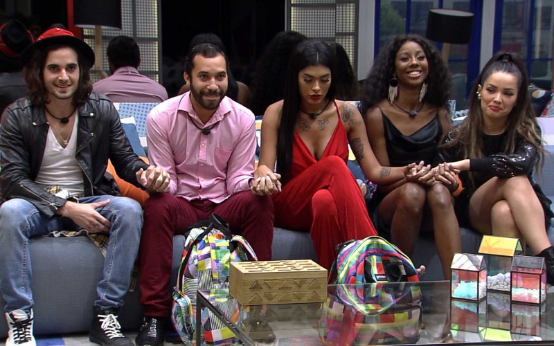 Tiago Leifert fala com brothers na noite da 15ª Eliminação