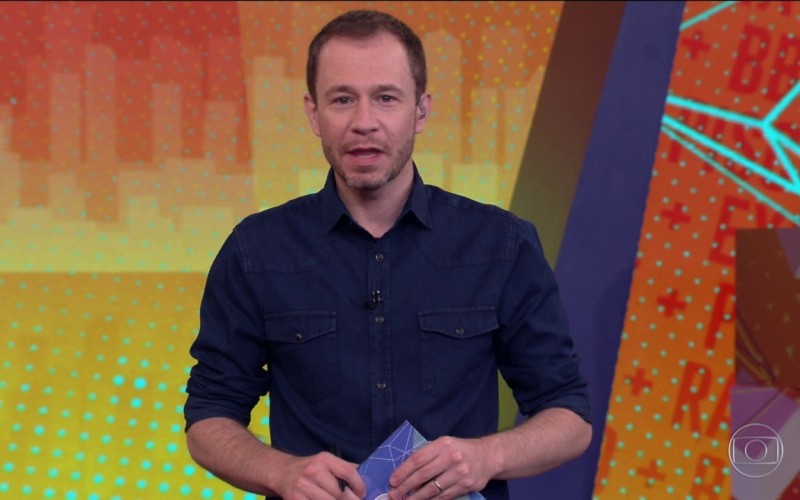 Tiago Leifert fala com brothers sobre vacina no BBB21