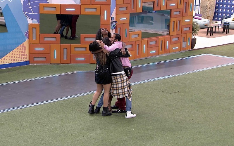 Top 4 do BBB21 se abraça e comemora: 
