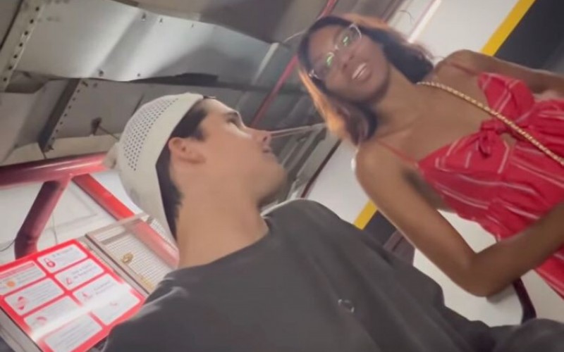 União de desérticos: Tina recebe visita de Gabriel em sua casa