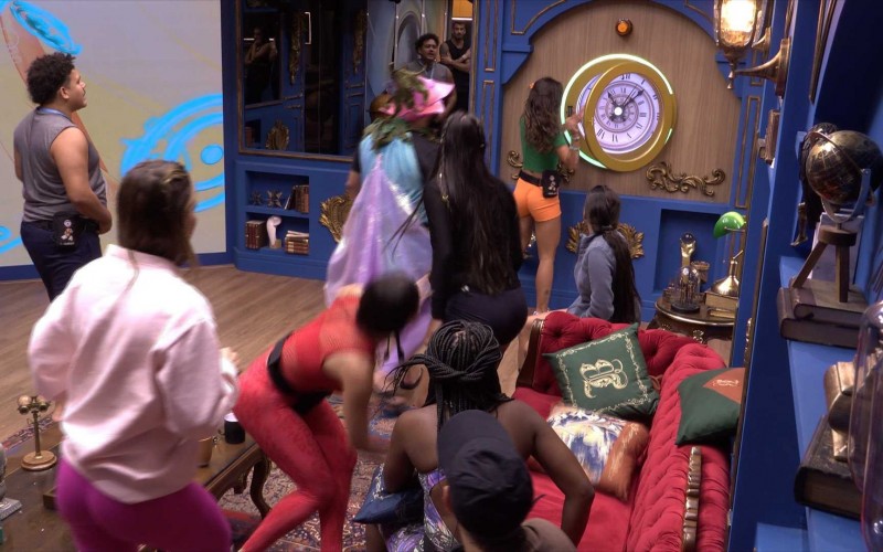 Vanessa Lopes aperta botão de desistência do BBB 24