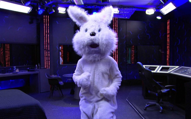 Vestido de coelho, Arthur Aguiar ensaia volta para a casa do BBB 22