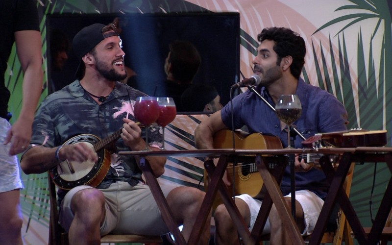 Vídeos BBB21: brothers cantam na Festa do Líder Arthur