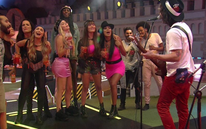 Vídeos BBB21: brothers cantam na Festa do Líder Fiuk